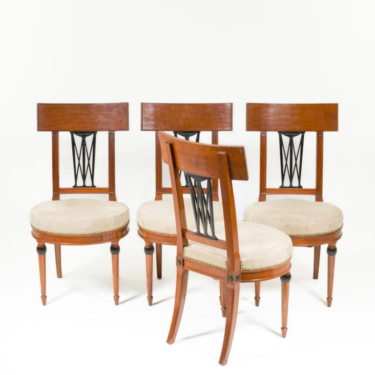 Travail ART DECO - Suite de quatre chaises en acajou teinté en bois teinté noir… maison de vente aux encheres commissaire-priseur auction house boisgirard antonini