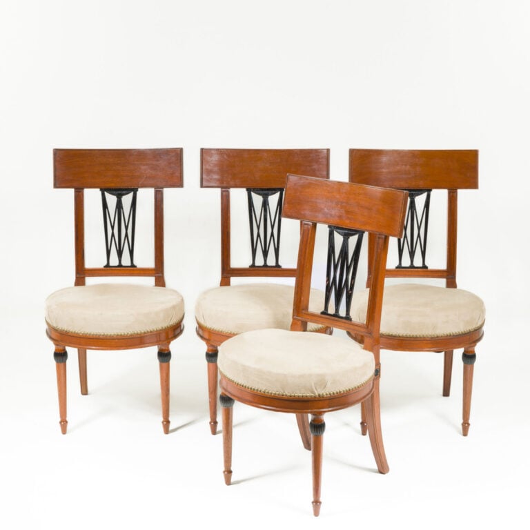 Travail ART DECO - Suite de quatre chaises en acajou teinté en bois teinté noir… maison de vente aux encheres commissaire-priseur auction house boisgirard antonini