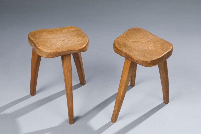 Travail BRUTALISTE - Paire de tabouret tripode en bois - Vers 1960 - H : 44 cm maison de vente aux encheres commissaire-priseur auction house boisgirard antonini