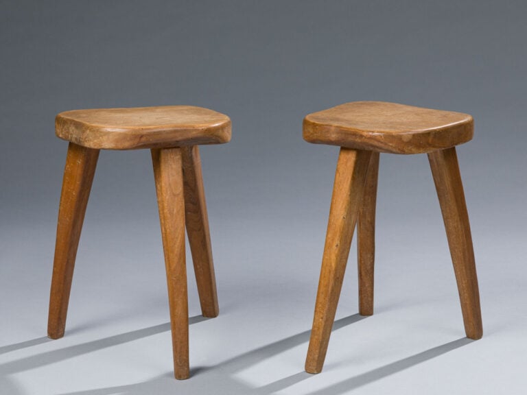 Travail BRUTALISTE - Paire de tabouret tripode en bois - Vers 1960 - H : 44 cm maison de vente aux encheres commissaire-priseur auction house boisgirard antonini