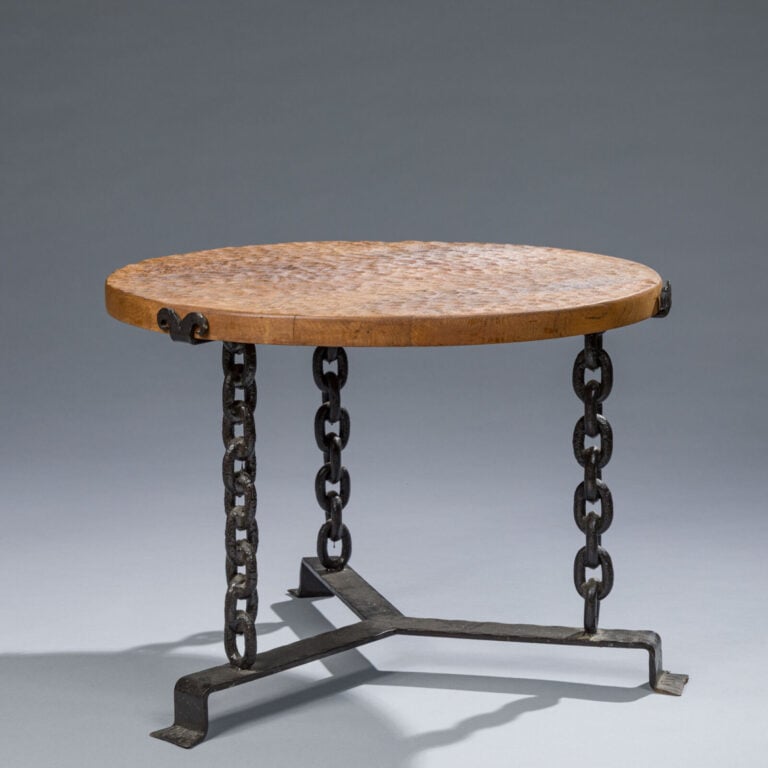 Travail BRUTALISTE - Table basse, plateau circulaire en bois travaillé à la gou… maison de vente aux encheres commissaire-priseur auction house boisgirard antonini