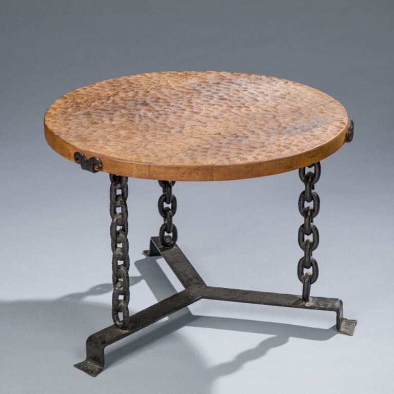 Travail BRUTALISTE - Table basse, plateau circulaire en bois travaillé à la gou… maison de vente aux encheres commissaire-priseur auction house boisgirard antonini