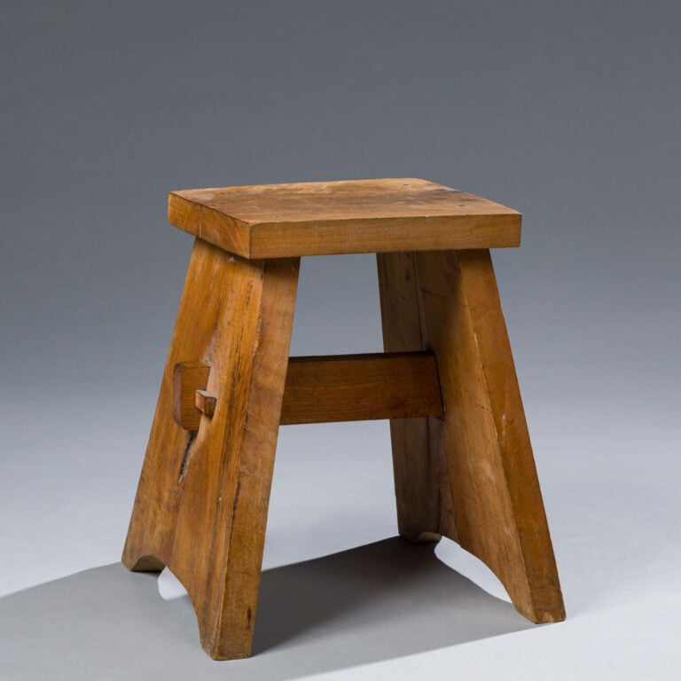Travail BRUTALISTE - Tabouret en bois teinté - H : 44,5 cm L : 38 cm P : 37 cm maison de vente aux encheres commissaire-priseur auction house boisgirard antonini