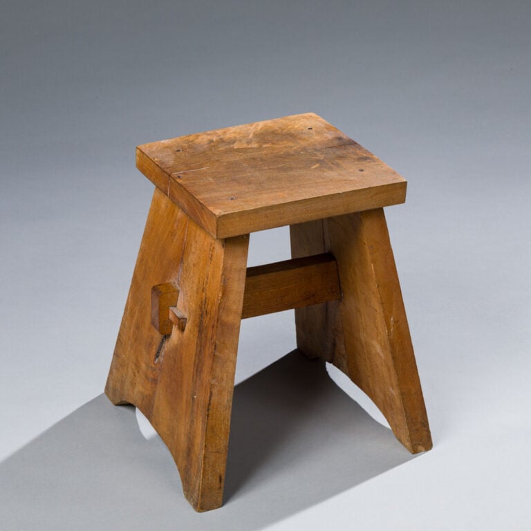 Travail BRUTALISTE - Tabouret en bois teinté - H : 44,5 cm L : 38 cm P : 37 cm maison de vente aux encheres commissaire-priseur auction house boisgirard antonini