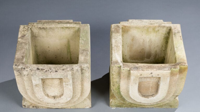 Travail des années 60/70 - Paire de jardinières en pierre reconstituée - H : 42… maison de vente aux encheres commissaire-priseur auction house boisgirard antonini