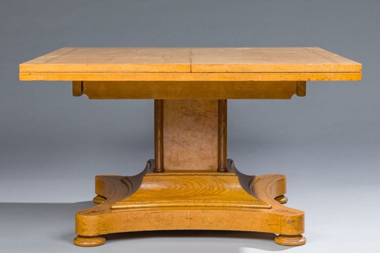 Travail étranger 1940 - Table basse à plateau carré dépliant formant grand plat… maison de vente aux encheres commissaire-priseur auction house boisgirard antonini