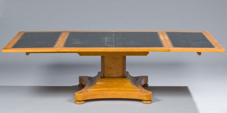 Travail étranger 1940 - Table basse à plateau carré dépliant formant grand plat… maison de vente aux encheres commissaire-priseur auction house boisgirard antonini