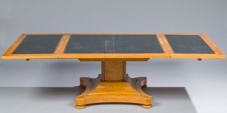 Travail étranger 1940 - Table basse à plateau carré dépliant formant grand plat… maison de vente aux encheres commissaire-priseur auction house boisgirard antonini