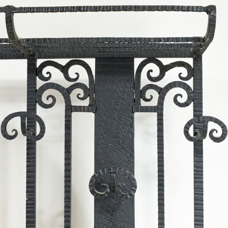 Travail FRANCAIS 1930 - Vestiaire en fer forgé martelé à décor géométrique ajou… maison de vente aux encheres commissaire-priseur auction house boisgirard antonini