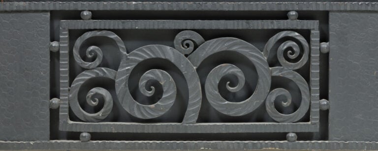Travail FRANCAIS 1930 - Vestiaire en fer forgé martelé à décor géométrique ajou… maison de vente aux encheres commissaire-priseur auction house boisgirard antonini