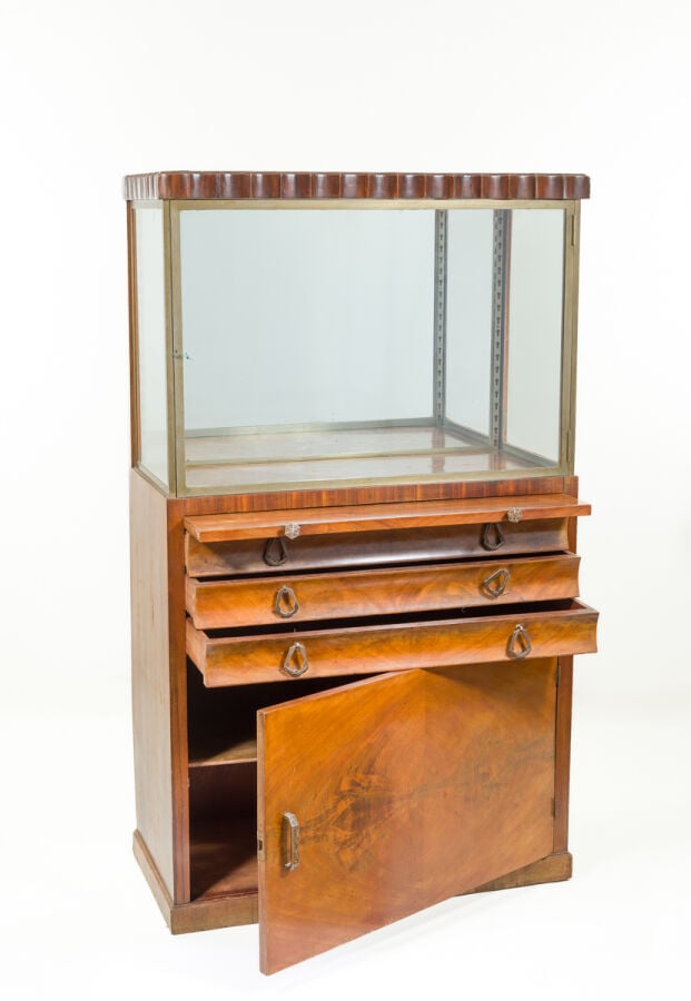 Travail FRANÇAIS 1930 - Vitrine de présentation à caisson cubique en deux parti… maison de vente aux encheres commissaire-priseur auction house boisgirard antonini