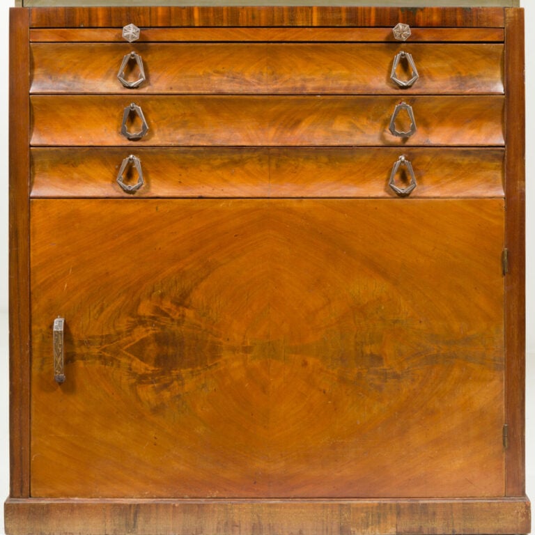 Travail FRANÇAIS 1930 - Vitrine de présentation à caisson cubique en deux parti… maison de vente aux encheres commissaire-priseur auction house boisgirard antonini