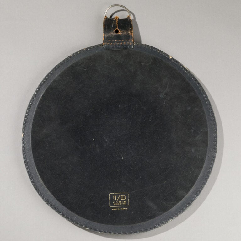Travail FRANCAIS 1960 - Miroir circulaire en cuir noir piqué - H : 40 cm Diam :… maison de vente aux encheres commissaire-priseur auction house boisgirard antonini