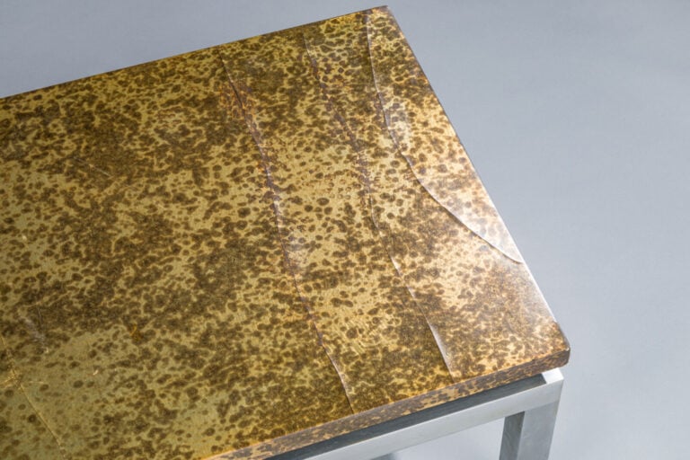 Travail FRANÇAIS 1970 - Table basse à plateau rectangulaire en bois recouvert d… maison de vente aux encheres commissaire-priseur auction house boisgirard antonini