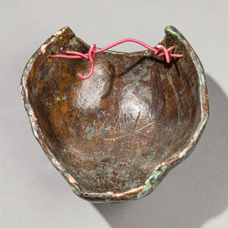 Travail FRANÇAIS - Sculpture murale en céramique émaillée verte nuancée brune f… maison de vente aux encheres commissaire-priseur auction house boisgirard antonini