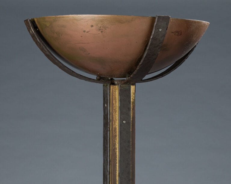 Travail FRANÇAIS XXeme - Lampadaire en lames de fer forgé à surface martelée et… maison de vente aux encheres commissaire-priseur auction house boisgirard antonini