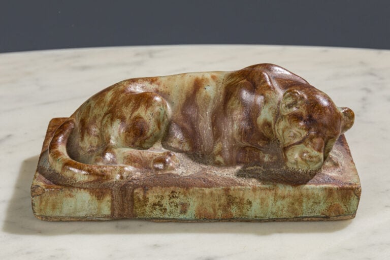 maison de vente aux encheres commissaire-priseur auction house boisgirard antonini Travail FRANCAIS XXème - Panthère couchée - Sculpture en grès émaillé brun et n…