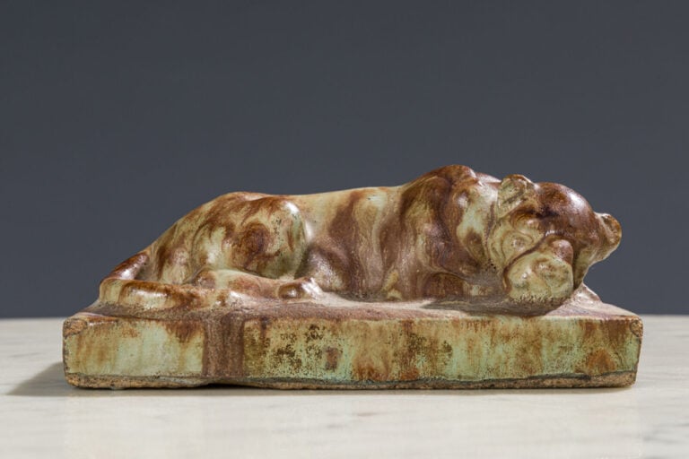 maison de vente aux encheres commissaire-priseur auction house boisgirard antonini Travail FRANCAIS XXème - Panthère couchée - Sculpture en grès émaillé brun et n…