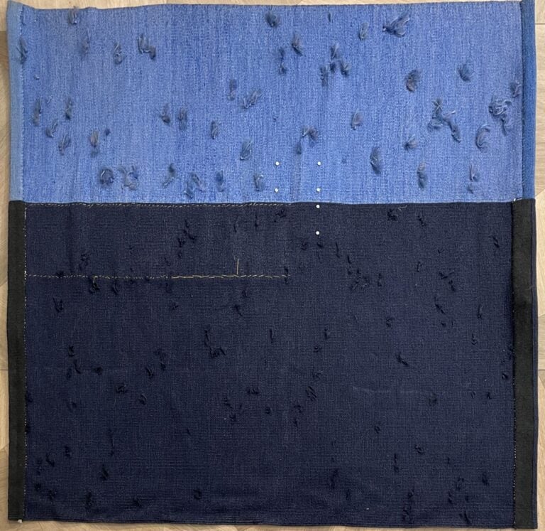 Travail MODERNE - Suite de deux tapisseries à décor géométrique bleu, bleu mari… maison de vente aux encheres commissaire-priseur auction house boisgirard antonini