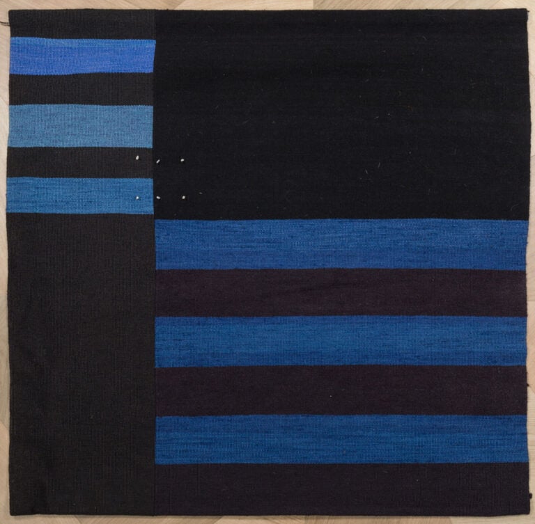 Travail MODERNE - Suite de deux tapisseries à décor géométrique bleu, bleu mari… maison de vente aux encheres commissaire-priseur auction house boisgirard antonini