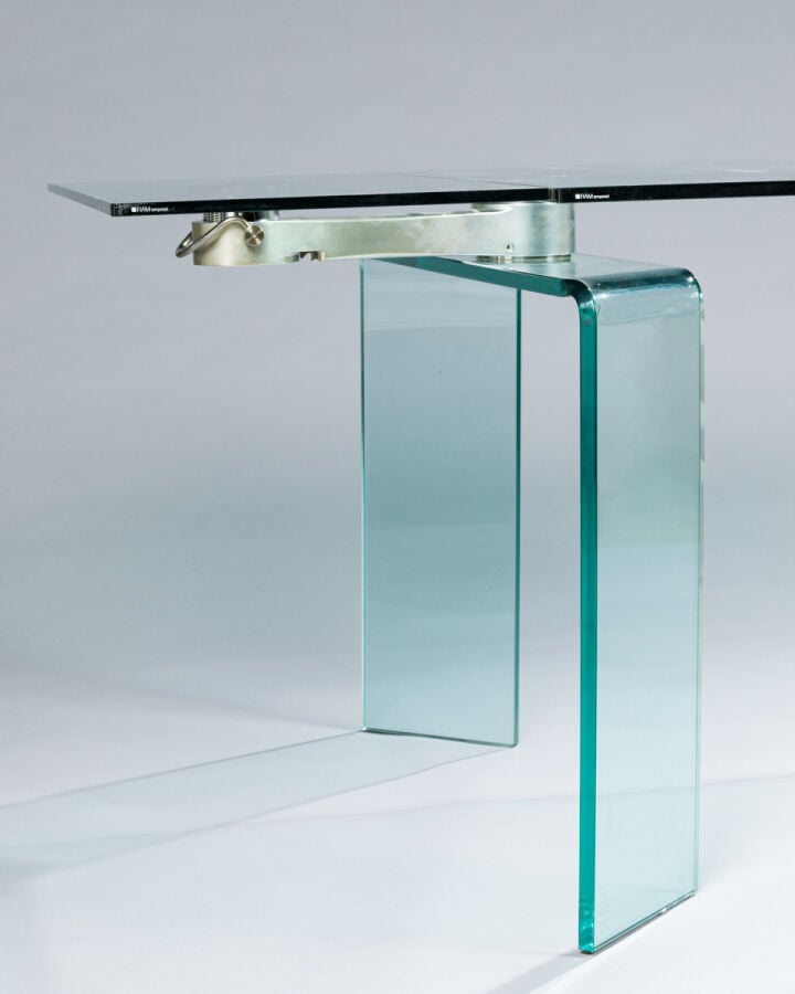 Travail MODERNE - Table de salle à manger, plateau en verre à deux allonges piv… vente aux encheres auction house commissaire-priseur boisgirard antonini