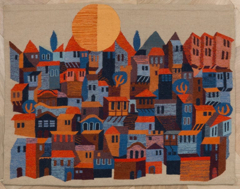 Travail MODERNE - Tapisserie en laine rase polychrome à décor d'un village - 10… maison de vente aux encheres commissaire-priseur auction house boisgirard antonini