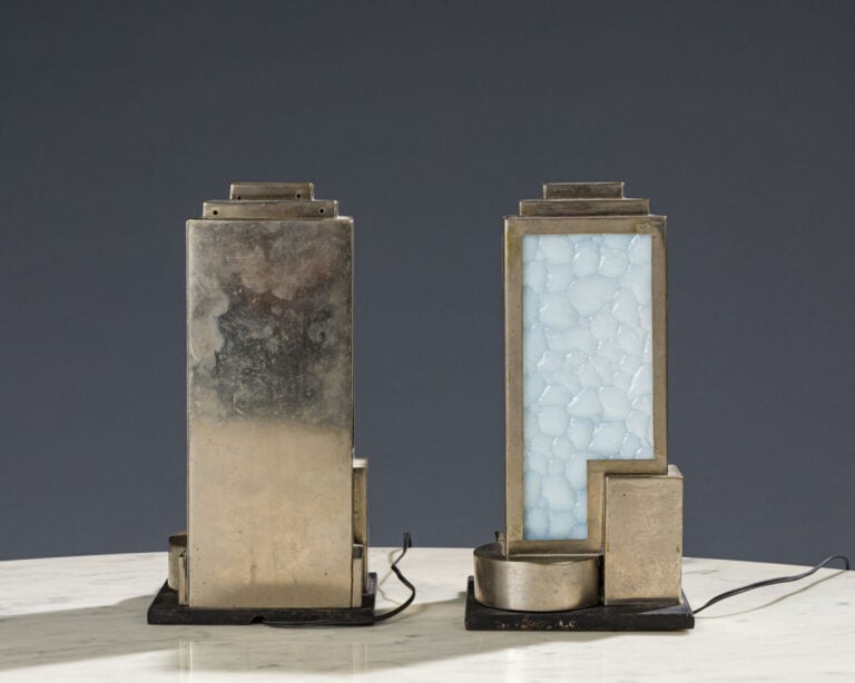 Travail MODERNISTE - Paire de lampes à structure en métal chromé enserrant des… maison de vente aux encheres commissaire-priseur auction house boisgirard antonini