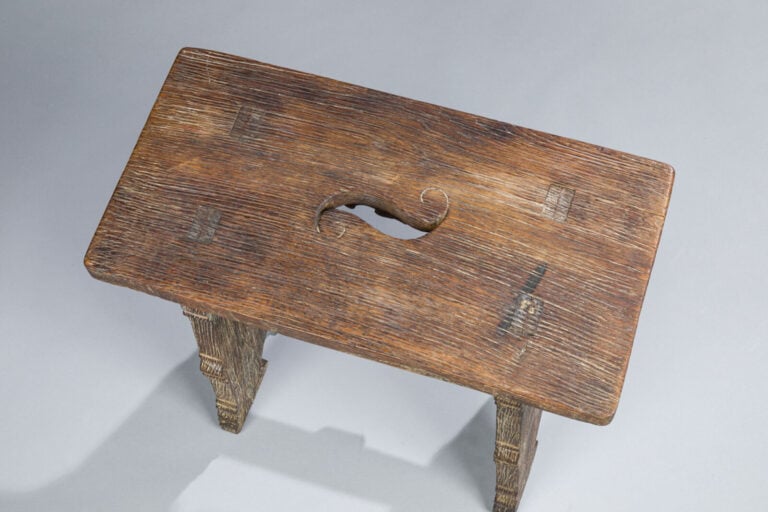 Travail régional XXème - Tabouret en chêne arraché à décor sculpté de motifs fl… vente aux encheres auction house commissaire-priseur boisgirard antonini