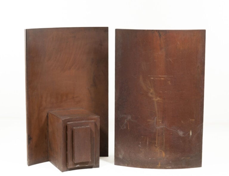 Travail XX ème - Paire de chaises à hauts dossiers en lames d'acier soudé - H :… vente aux encheres auction house commissaire-priseur boisgirard antonini