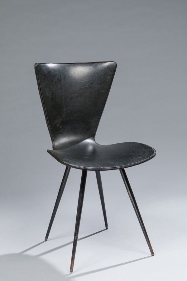 Travail XX ème - Suite de deux chaises en métal laqué noir recouvertes de tissu… vente aux encheres auction house commissaire-priseur boisgirard antonini