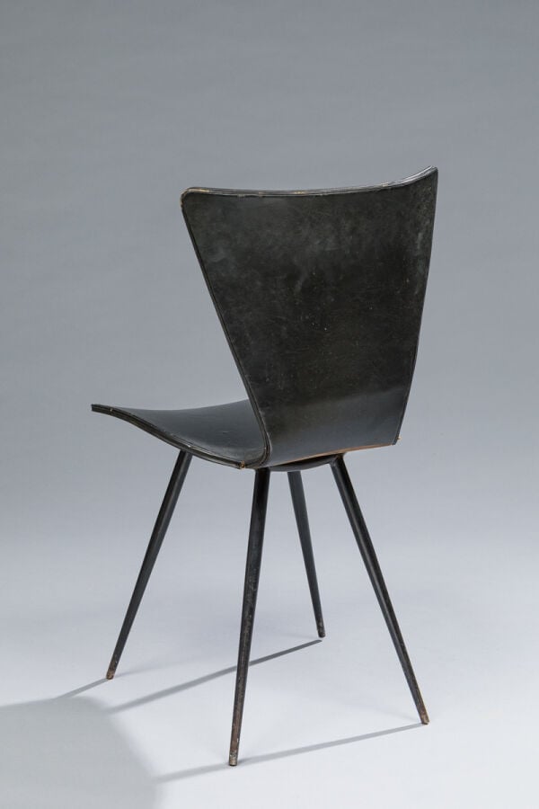 Travail XX ème - Suite de deux chaises en métal laqué noir recouvertes de tissu… vente aux encheres auction house commissaire-priseur boisgirard antonini