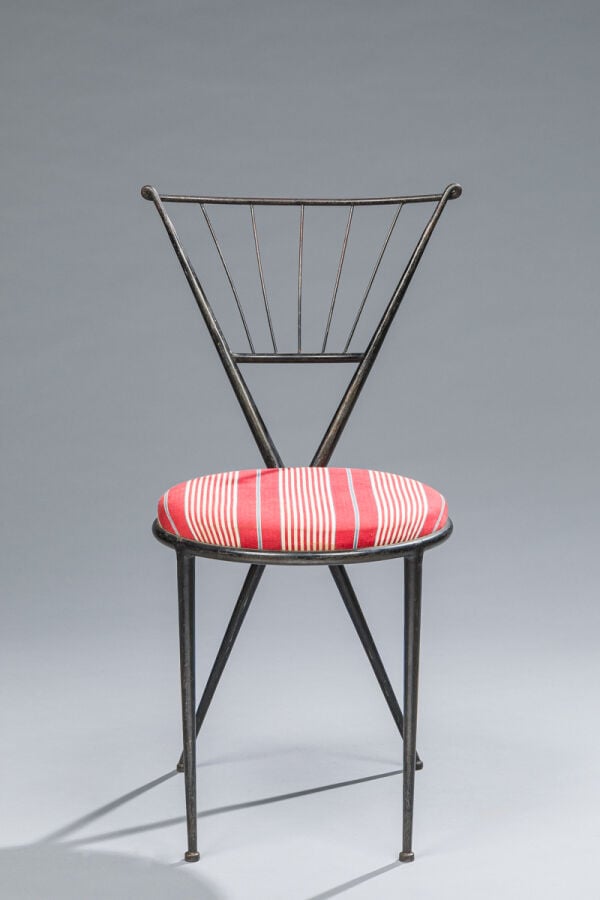 Travail XX ème - Suite de deux chaises en métal laqué noir recouvertes de tissu… vente aux encheres auction house commissaire-priseur boisgirard antonini