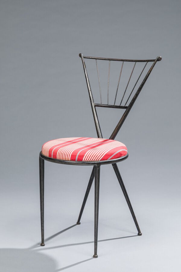 Travail XX ème - Suite de deux chaises en métal laqué noir recouvertes de tissu… vente aux encheres auction house commissaire-priseur boisgirard antonini