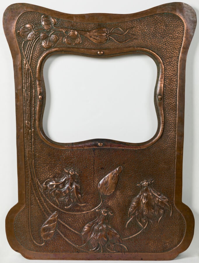 Travail XXème de style Art Nouveau - Écran en dinanderie de cuivre martelé à dé… maison de vente aux encheres commissaire-priseur auction house boisgirard antonini