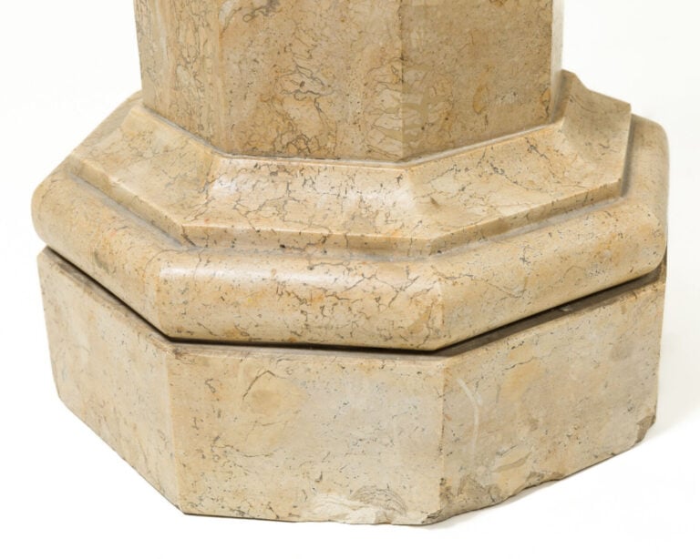 Travail XXEme - Paire de colonnes de présentation en marbre jaune veiné - H : 1… vente aux encheres auction house commissaire-priseur boisgirard antonini