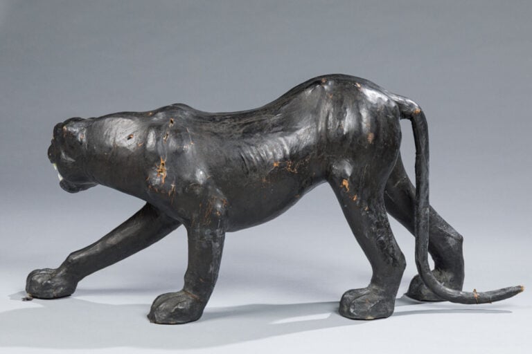 Travail XXème - Panthère entièrement recouverte de cuir noir - H : 45 cm L : 90… maison de vente aux encheres commissaire-priseur auction house boisgirard antonini