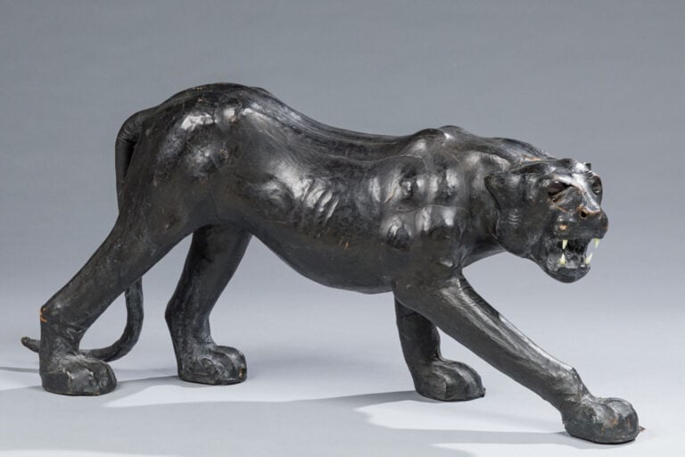 Travail XXème - Panthère entièrement recouverte de cuir noir - H : 45 cm L : 90… maison de vente aux encheres commissaire-priseur auction house boisgirard antonini