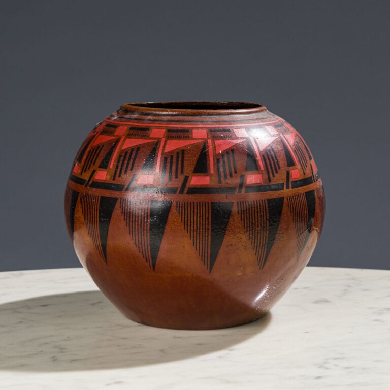 maison de vente aux encheres commissaire-priseur auction house boisgirard antonini Travail XXème - Vase en dinanderie de métal martelé à décor de frises géométriq…