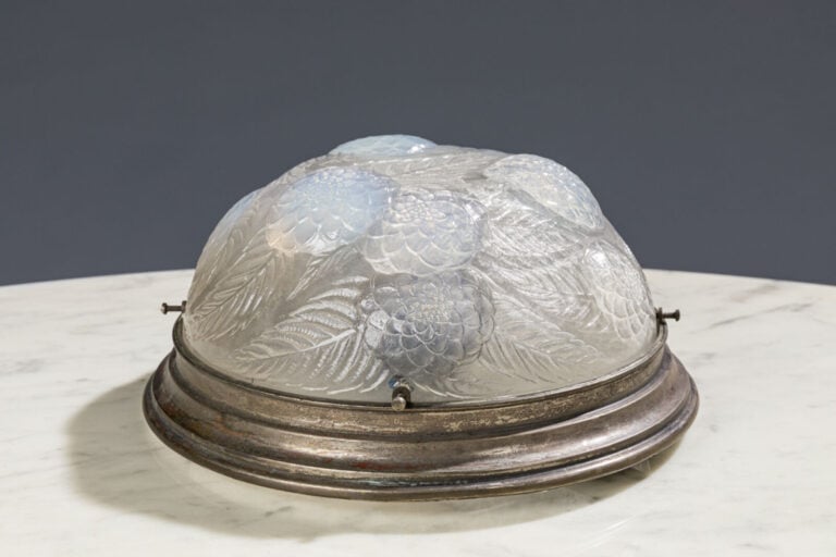 Travail XXème - Vasque en verre moulé pressé opalescent montée en suspension à… maison de vente aux encheres commissaire-priseur auction house boisgirard antonini