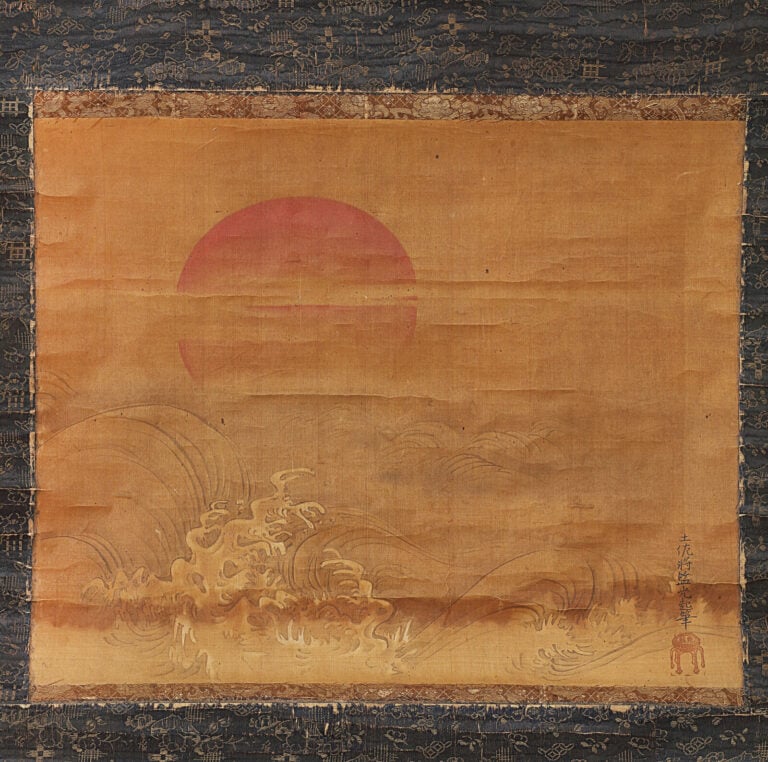 Une peinture sur rouleau suspendu 掛け軸 (kakejiku) représentant un paysage marin…