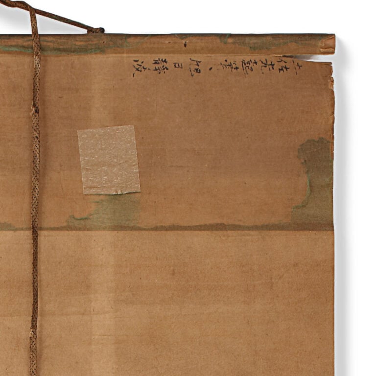 Une peinture sur rouleau suspendu 掛け軸 (kakejiku) représentant un paysage marin…