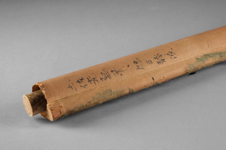 Une peinture sur rouleau suspendu 掛け軸 (kakejiku) représentant un paysage marin…