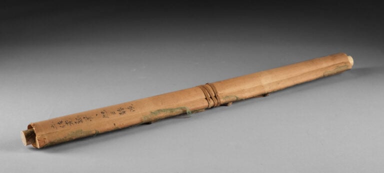 Une peinture sur rouleau suspendu 掛け軸 (kakejiku) représentant un paysage marin…