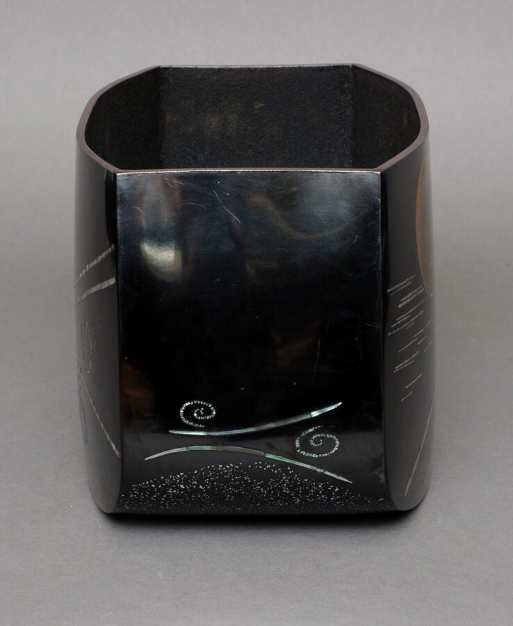 Vase bas et large en laque noire 蝋色漆 (rôiro'urushi), orné d'un motif takamaki-e…