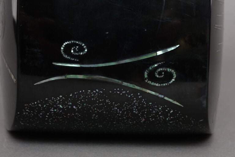 Vase bas et large en laque noire 蝋色漆 (rôiro'urushi), orné d'un motif takamaki-e…
