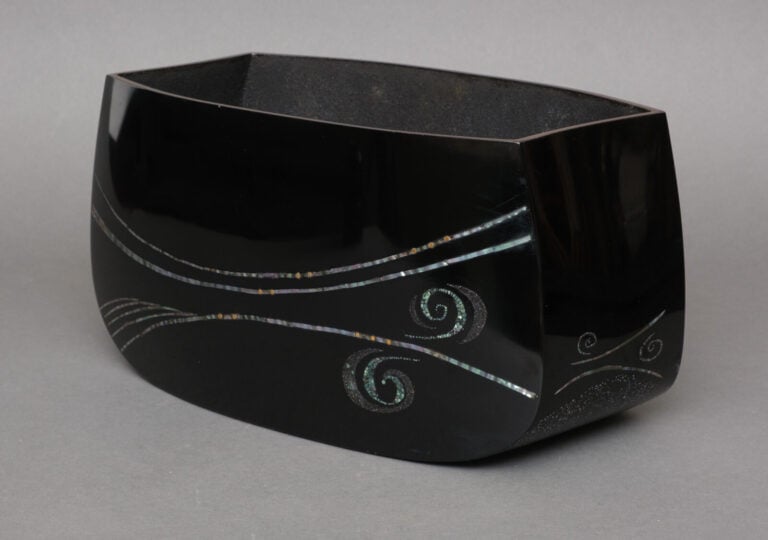 Vase bas et large en laque noire 蝋色漆 (rôiro'urushi), orné d'un motif takamaki-e…