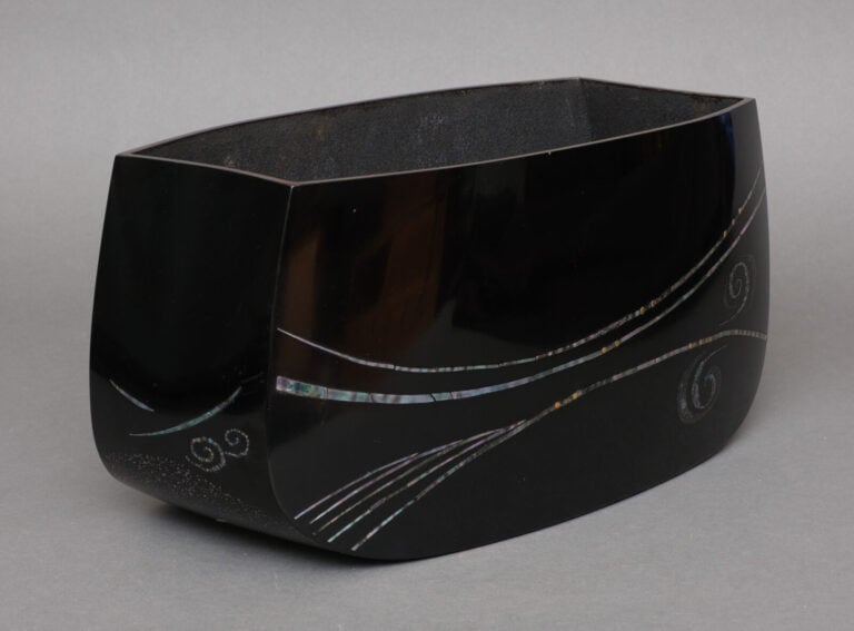 Vase bas et large en laque noire 蝋色漆 (rôiro'urushi), orné d'un motif takamaki-e…
