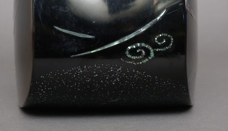 Vase bas et large en laque noire 蝋色漆 (rôiro'urushi), orné d'un motif takamaki-e…