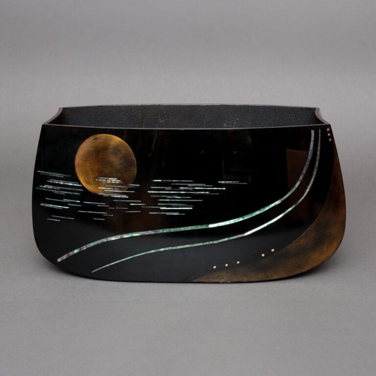 Vase bas et large en laque noire 蝋色漆 (rôiro'urushi), orné d'un motif takamaki-e…