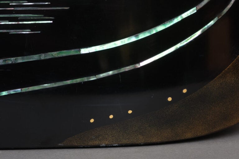 Vase bas et large en laque noire 蝋色漆 (rôiro'urushi), orné d'un motif takamaki-e…